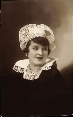 Foto Ak Portrait einer Frau mit Spitzenhaube