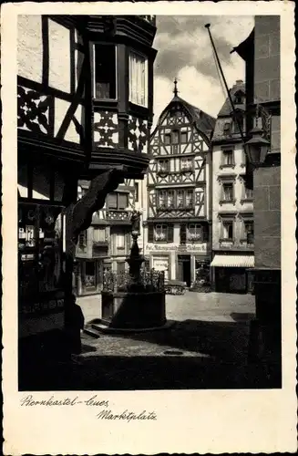 Ak Bernkastel Kues im Moseltal, Brunnen auf dem Marktplatz, Fachwerkhäuser