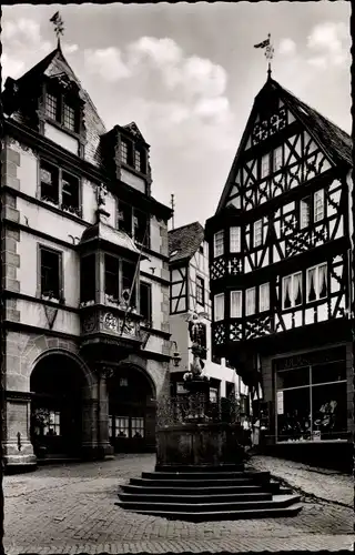 Ak Bernkastel Kues an der Mosel, Rathaus mit St. Michaelbrunnen, Fachwerkhaus