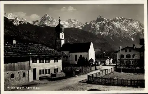 Ak Krün Oberbayern, Straßenpartie gegen Karwendel, Kirche, Berge