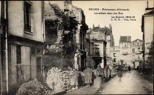 Ak Reims Marne, Prisonniers Allemands travaillant, deutsche Kriegsgefangene, Aufräumarbeiten, 1. WK