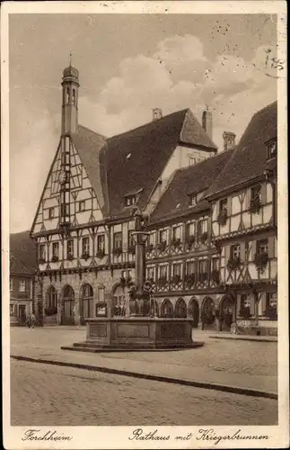 Ak Forchheim in Oberfranken Bayern, Rathaus mit Kriegerbrunnen-Denkmal