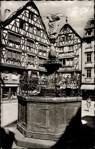 Ak Bernkastel Kues an der Mosel, Mittelalterliche Fachwerkhäuser mit St. Michael-Brunnen