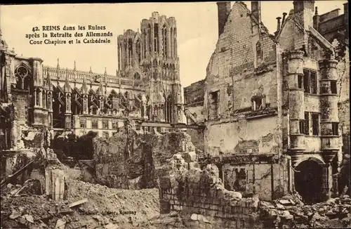 Ak Reims Marne, Cour Chapitre et la Cathedrale, Kriegszerstörung 1. WK