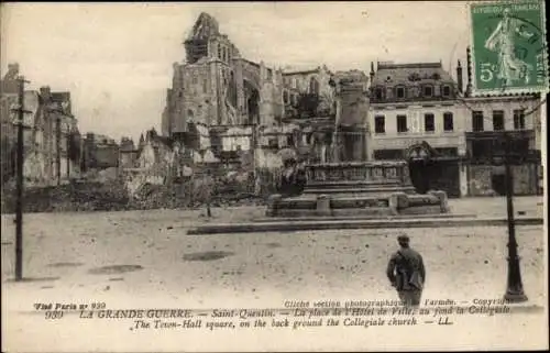 Ak Saint Quentin Aisne, La Place de l'Hotel de Ville, au fond la Collegiale, Kriegszerstörung 1. WK