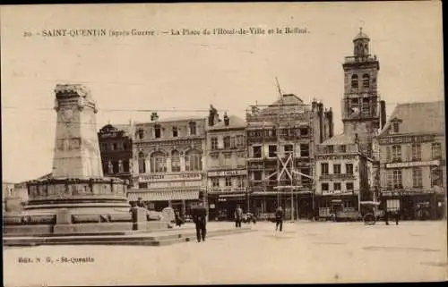 Ak Saint Quentin Aisne, La Place de l'Hotel de Ville et le Beffroi, apres Guerre
