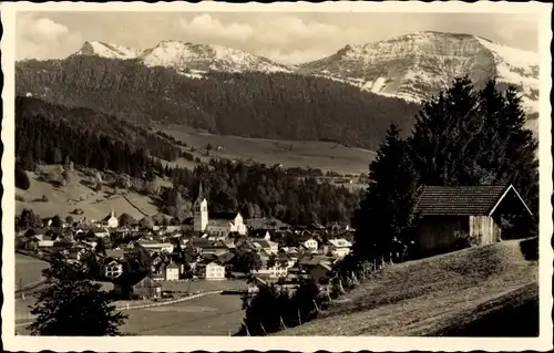 Ak Oberstaufen im Allgäu, Blick nach Ort mit Rindalphorn u. Hochgrat