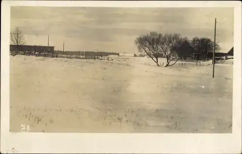 Foto Ak Schwefelbad Kurland Lettland, Ortsansicht, Winterszene, Bäume, Im Hintergrund Häuser