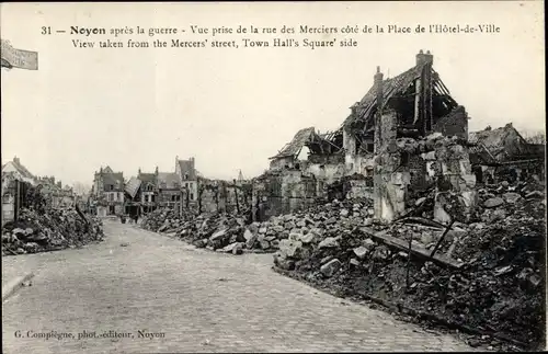 Ak Noyon Oise, Apres la guerre, Vue prise de la rue des Merciers, Place de l'Hotel de Ville, Ruines