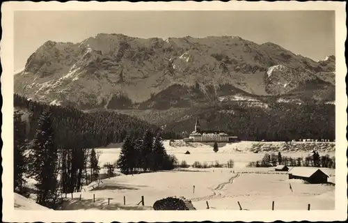 Ak Krün in Oberbayern, Schloss Elmau mit Wettersteinwand, Gesamtansicht, Winter