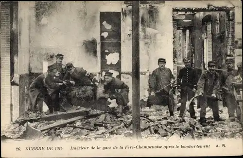 Ak Fère Champenoise Marne, Interieur de la gare apres le bombardement, französ. Soldaten, 1914