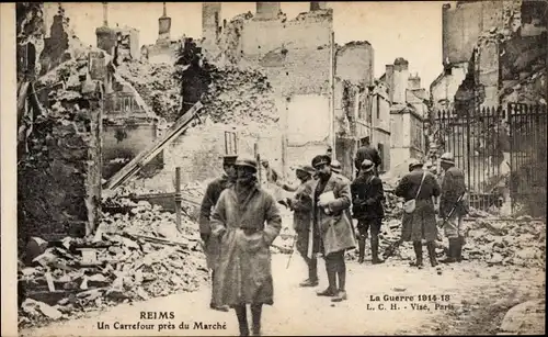 Ak Reims Marne, Un Carrefour pres du Marché, Ruines, Kriegszerstörung I. WK