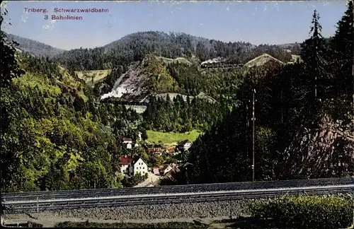 Ak Triberg im Schwarzwald, Schwarzwaldbahn, drei Bahnlinien, Ort, Wald