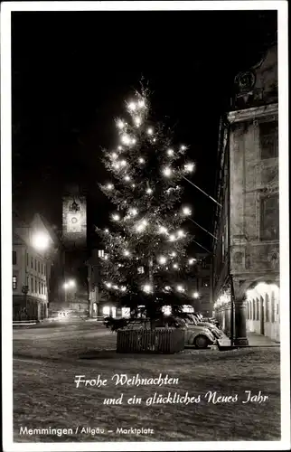 Ak Memmingen in Schwaben, Marktplatz, Nachtbeleuchtung, Neujahr, Tannenbaum