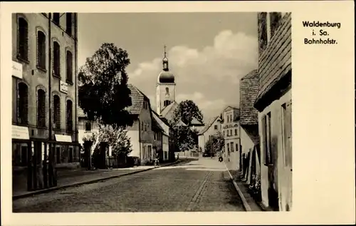 Ak Waldenburg in Sachsen, Blick in die Bahnhofstraße, Kirchturm