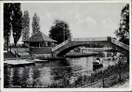 Ak Hamburg Altstadt, Stadtpark, Blick auf eine Brücke, Ruderboot