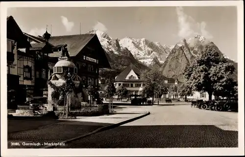 Ak Garmisch Partenkirchen in Oberbayern, Marktplatz, Straßenpartie, Berge