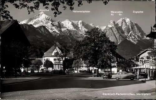 Ak Garmisch Partenkirchen in Oberbayern, Marktplatz, Straßenpartie, Berge, Automobil