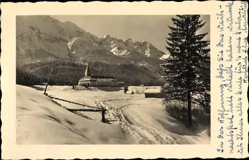 Foto Ak Krün in Oberbayern, Schloss Elmau mit Dreitorspitze, Winterlandschaft