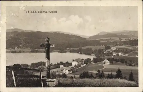 Ak Titisee Neustadt im Breisgau Hochschwarzwald, Ort mit Umgebung vom Kreuz gesehen