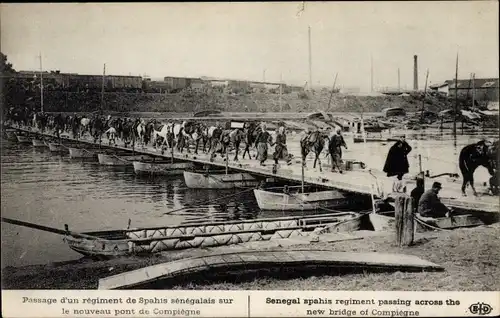 Ak Compiègne Oise, Senegal spahis regiment passing across the new bridge