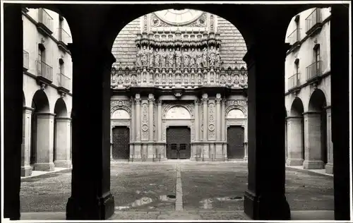 Ak Montserrat Katalonien, Patio y fachada de la Basilica