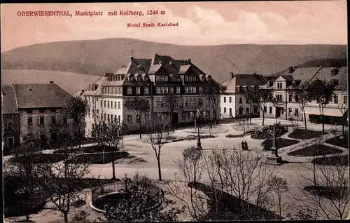Ak Oberwiesenthal im Erzgebirge, Marktplatz mit Keilberg, Hotel Stadt Karlsbad