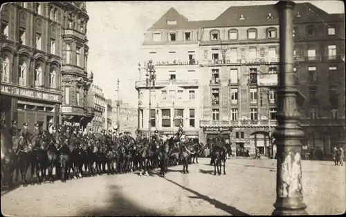 Foto Ak Köln am Rhein, Britische Soldaten in der Stadt, Besatzung, Domplatz, Hotel Excelsior