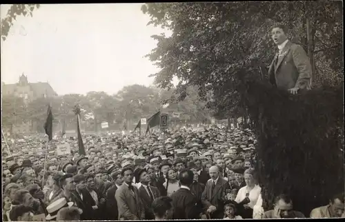 Foto Ak Bielefeld in Nordrhein Westfalen, Redner vor einer Menschengruppe