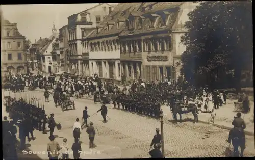 Foto Ak Speyer am Rhein, Französische ? Soldaten in der Stadt, Besatzung