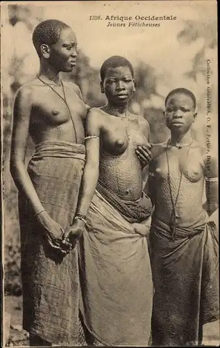 Ak Afrique occidentale francaise, Jeunes Féticheuses, Afrikanerinnen, Barbusig, Schmucknarben