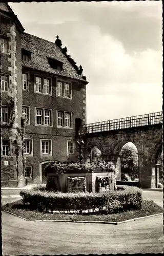 Ak Eschwege an der Werra Hessen, Märchenbrunnen im Schlosshof