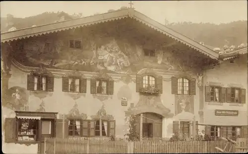 Foto Ak Mittenwald in Oberbayern, Hausfassade