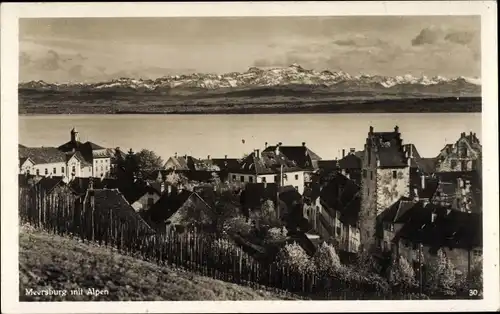 Ak Meersburg am Bodensee, Teilansicht vom Ort, Alpen