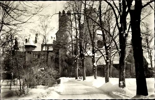 Ak Pullach im Isartal, Burg Schwaneck, Jugendheim und Jugendherberge im Winter