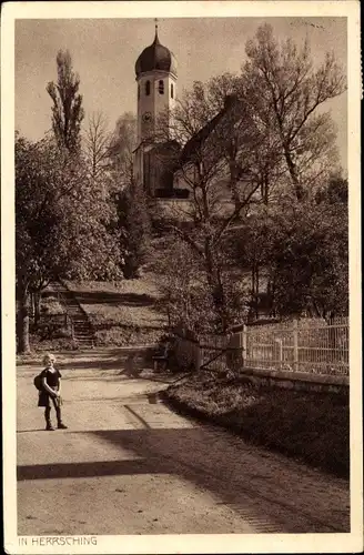 Ak Herrsching am Ammersee, an der oberen Kirche, Kind auf dem Weg