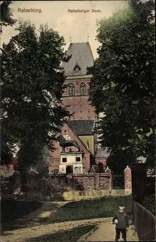 Ak Ratzeburg im Herzogtum Lauenburg, Dom, kleines Kind auf dem Weg