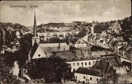 Ak Luxemburg, Grund, Vogelschau auf den Ort, Kirchturm, Eisenbahnviadukt