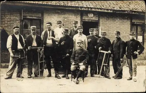 Foto Ak Französische Soldaten in Uniformen und Zivilisten, Werkzeuge, Werkstatt