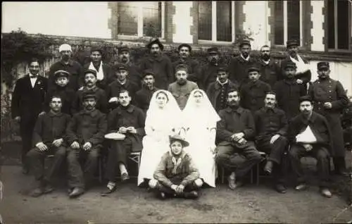 Foto Ak Vichy Allier, Französische Soldaten in Uniformen, Krankenschwestern, Gruppenbild, I. WK