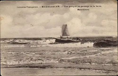 Ak Maintirano Madagaskar, Une pirogue au passage de la barre