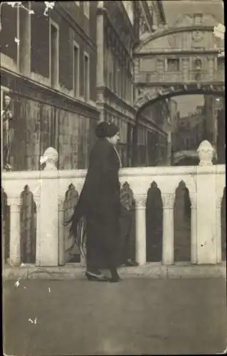 Foto Ak Venezia Venedig Veneto, Frau in schwarzem Tuch auf der Seufzer Brücke