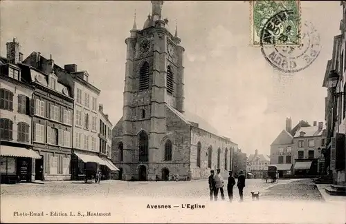 Ak Avesnes sur Helpe Nord, L'Eglise, Straßenpartie mit Blick auf die Kirche