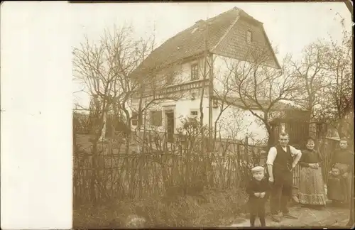 Foto Ak Mühlau in Sachsen, Familie vor einem Wohnhaus