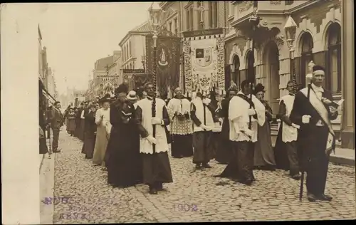 Foto Ak Kevelaer am Niederrhein, Prozession im Ort 1902, Geistliche