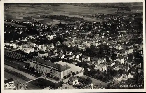 Ak Burgstädt in Sachsen, Totalansicht der Ortschaft, Fliegeraufnahme
