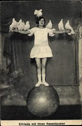 Ak Elfriede mit ihren Rassetauben, Dressur, Artistin