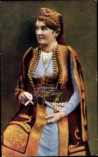 Ak Bosnien Herzegowina, Frau in Volkstracht mit Zigarette