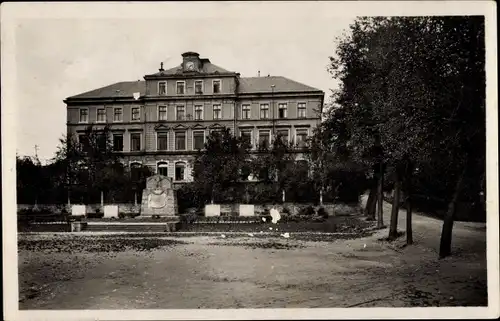 Ak Burkhardtsdorf im Erzgebirge, Blick zur Schule, Denkmal