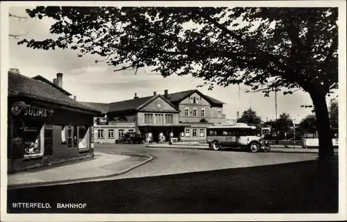 Ak Bitterfeld in Sachsen Anhalt, Bahnhof, Autobus